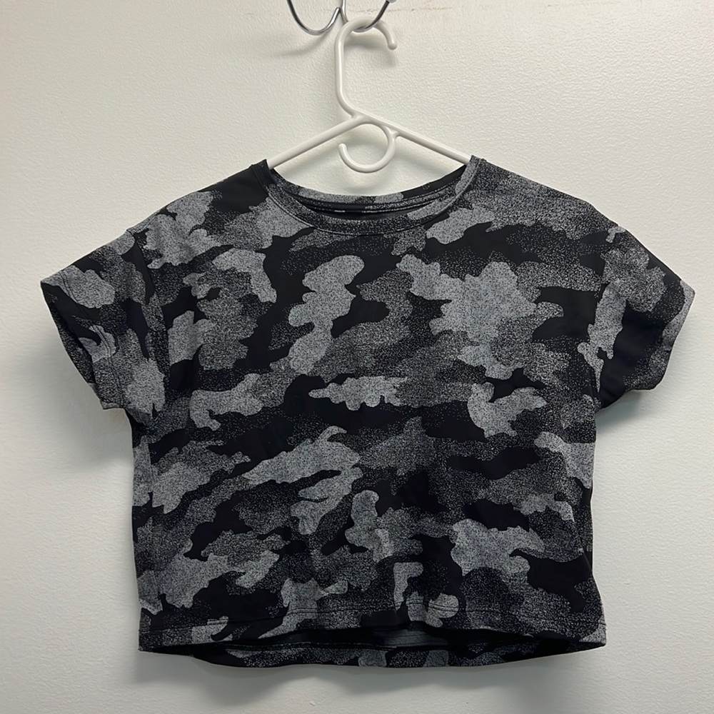 Lululemon Cate’s Training Tee, Black/Grey Camo, Women’s Size 4/6